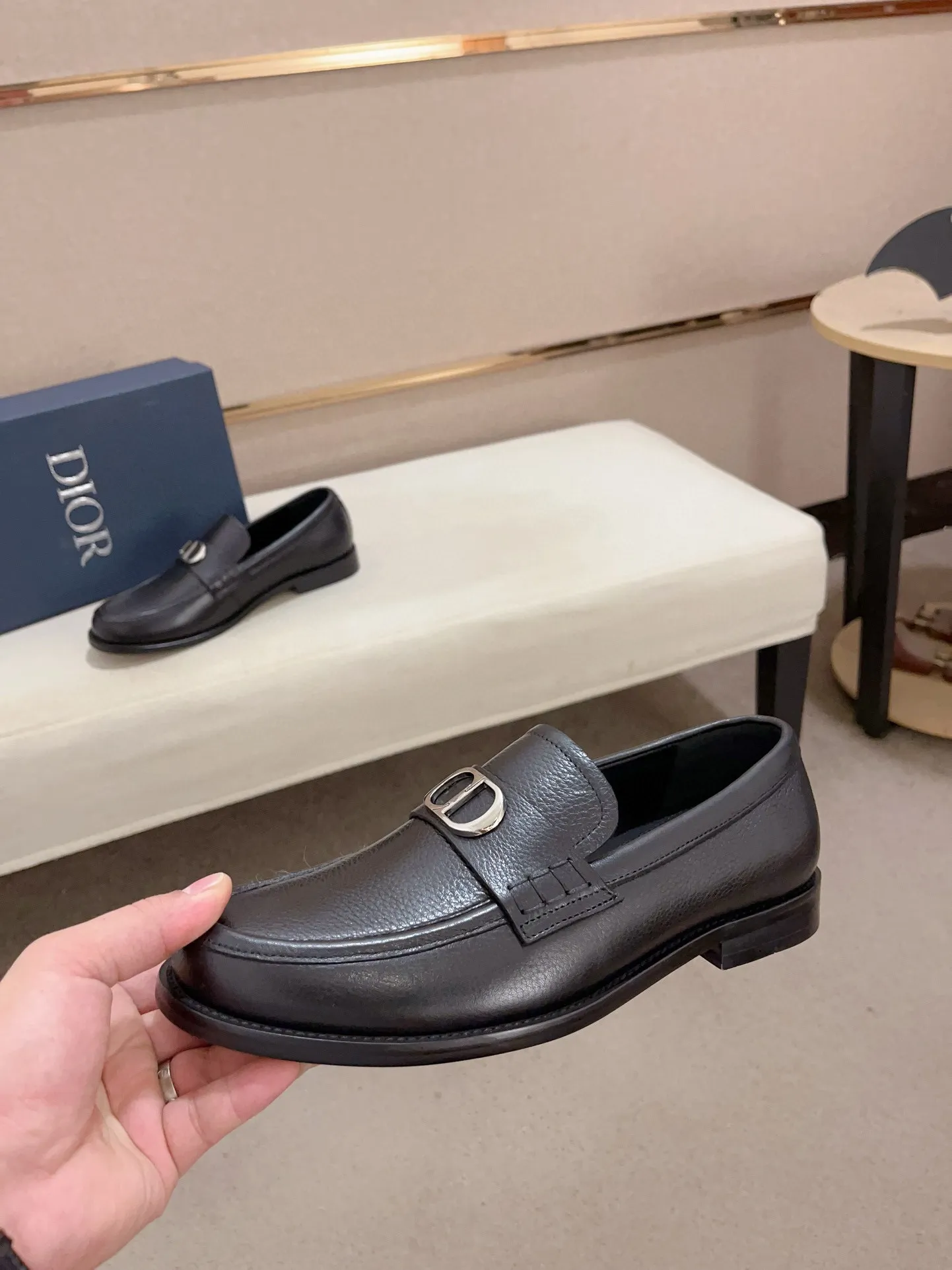 Men's shoes 💰: 560💰 High-end version of Dior Dior's new series. Famous actors and internet celebrities wear super popular designs. The sculptures of French artist Niki de Saint Phalle are designed as rings. Material: Imported original material ➕Painted cowhide Foot pads: cowhide Outsole: Rubber outsole Men's shoe size: 38~44 Can be customized to size 45
